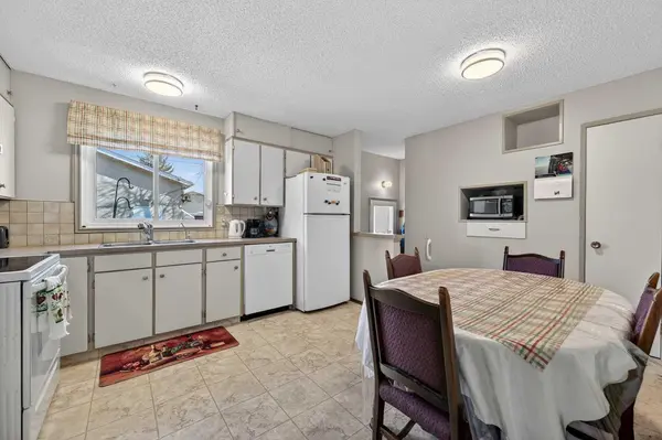 208 Penbrooke WAY SE, Calgary, AB T2A 3S8