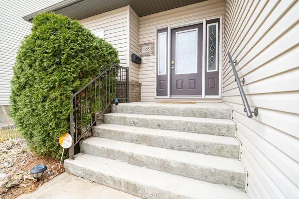 128 Stratton Close SE, Medicine Hat, AB T1B4S8