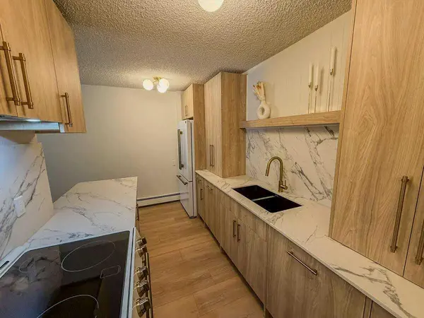 4001B 49 ST NW #2106, Calgary, AB T3A 2C9