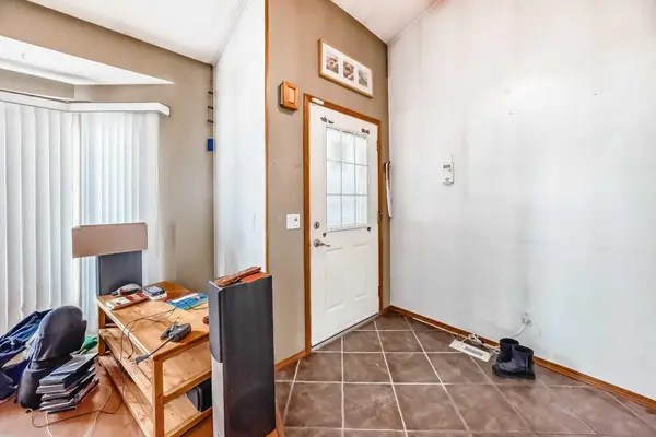 243 Erin Meadow Close, Calgary, AB T2B 3E6