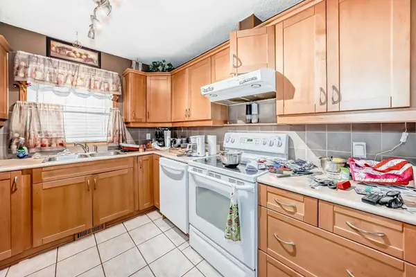 243 Erin Meadow Close, Calgary, AB T2B 3E6