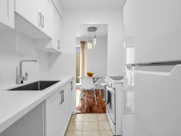 8 Kingsbridge CT #407, Toronto C07, ON M2R 1L5