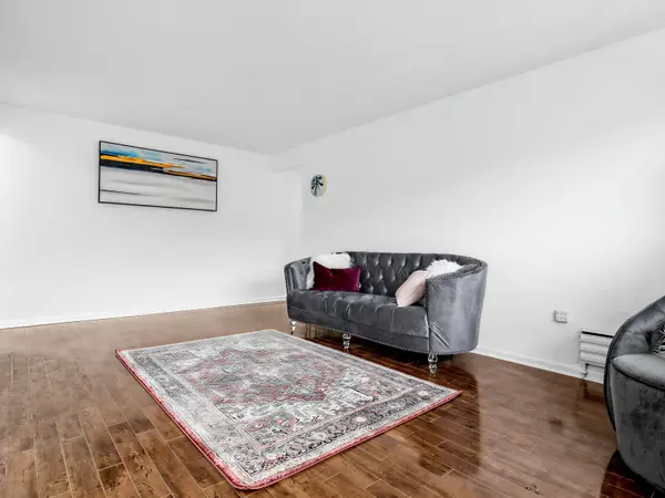 8 Kingsbridge CT #407, Toronto C07, ON M2R 1L5