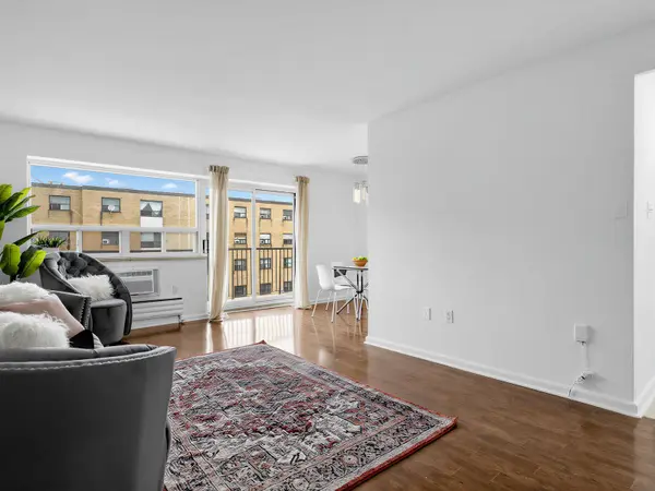 8 Kingsbridge CT #407, Toronto C07, ON M2R 1L5