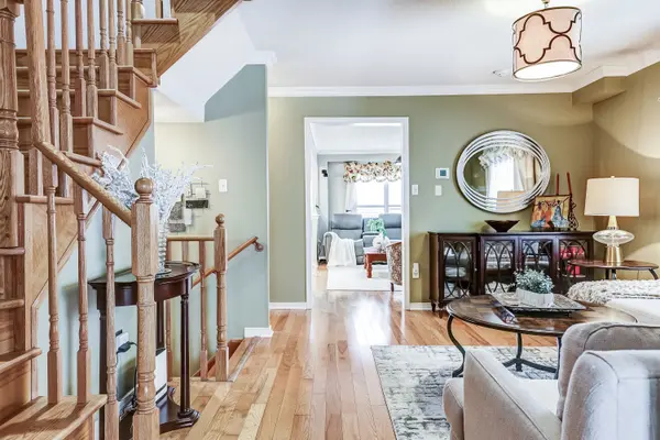 15 Brownridge PL, Whitby, ON L1P 1W3