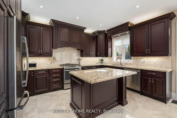 25 CHARTERHOUSE DR N, Whitby, ON L1R 3R8