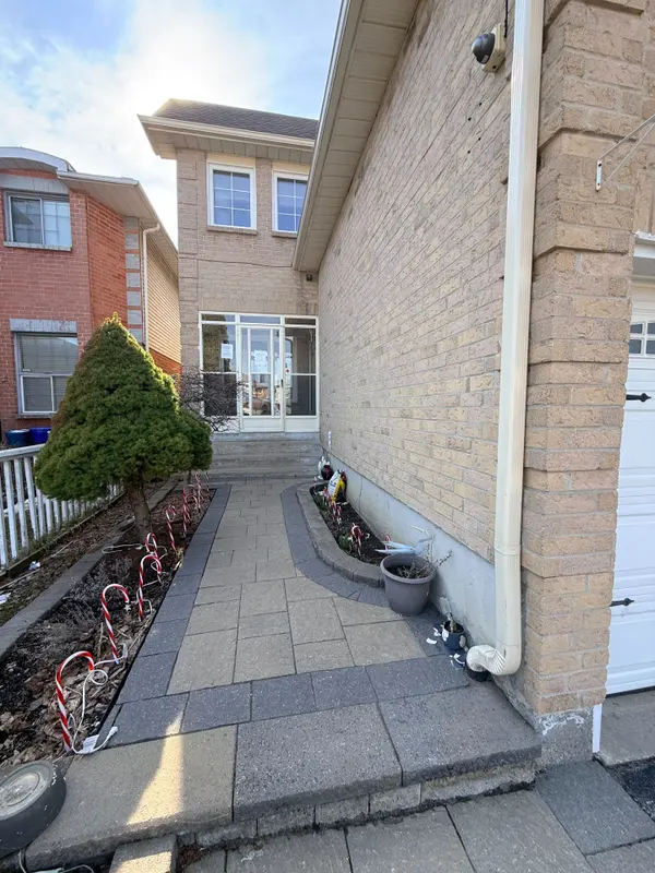 2274 Chapman CT, Pickering, ON L1X 2E8