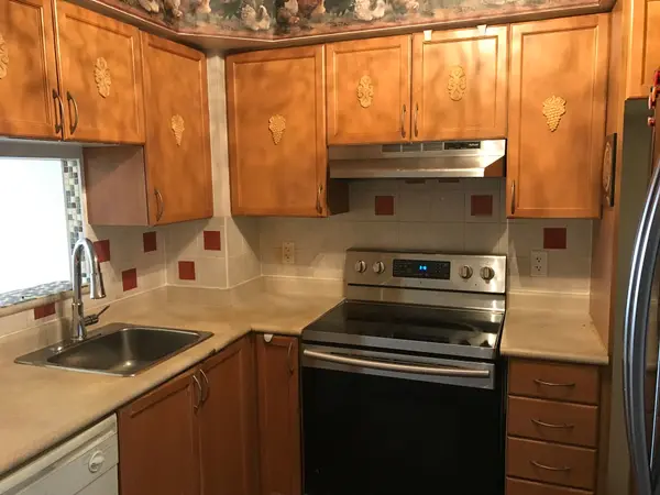 4 Elsinore PATH #602, Toronto W06, ON M8V 4G7