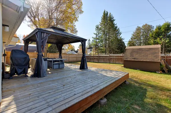 32 Railway ST, Laurentian Hills, ON K0J 1J0