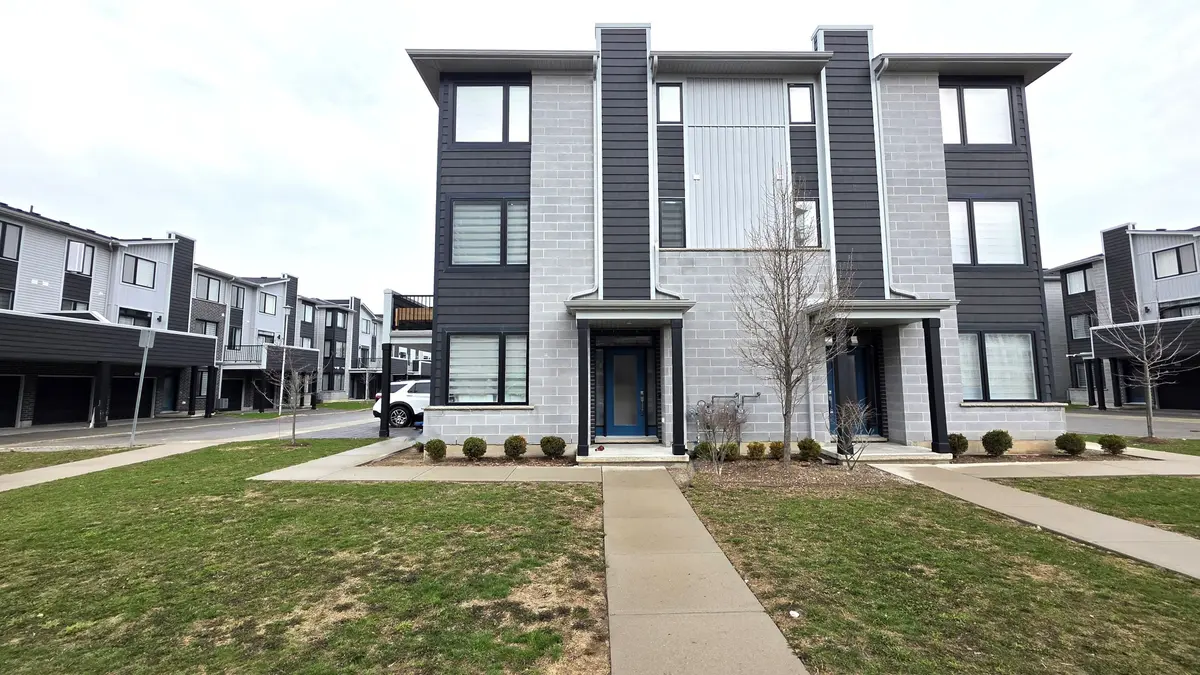 177 Edgevalley RD #208, London East, ON N5V 0C5