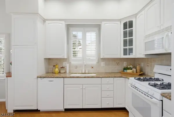 27 Chandler Ct, Monroe Twp., NJ 08831