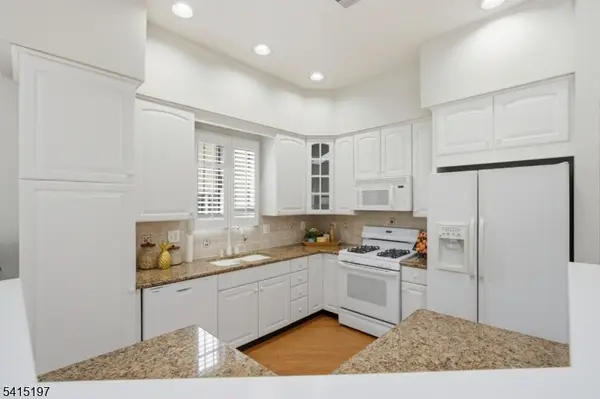 27 Chandler Ct, Monroe Twp., NJ 08831