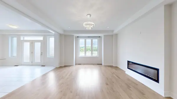 37 Kenneth Rogers CRES, East Gwillimbury, ON L9N 0S3