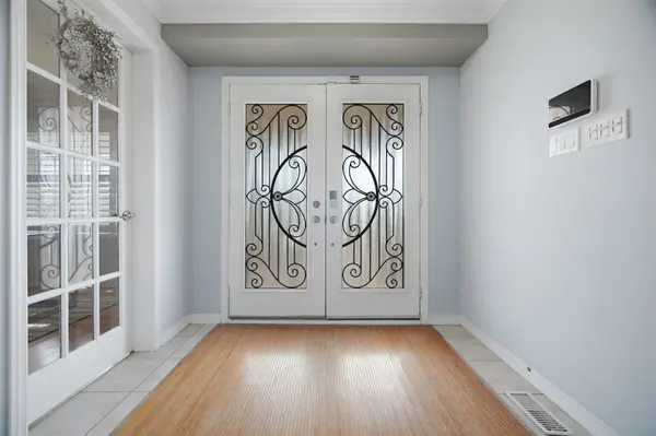 25 Madronna GDNS, Brampton, ON L7A 2V9