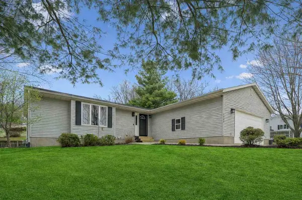 1665 Knoll Ct, Ely, IA 52227