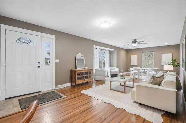 1665 Knoll Ct, Ely, IA 52227