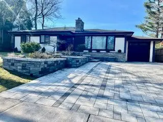 54 Leisure LN, Richmond Hill, ON L4C 4X1