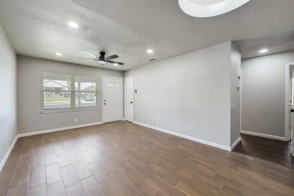 1913 San Antonio Street, Grand Prairie, TX 75051