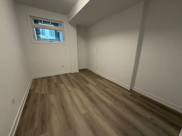 5 Bancroft LN #318, Richmond Hill, ON L4E 1M1