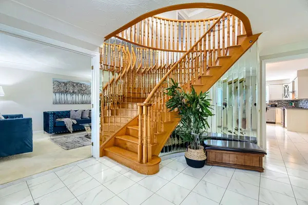 16 Vogue CT, Hamilton, ON L8E 4T3