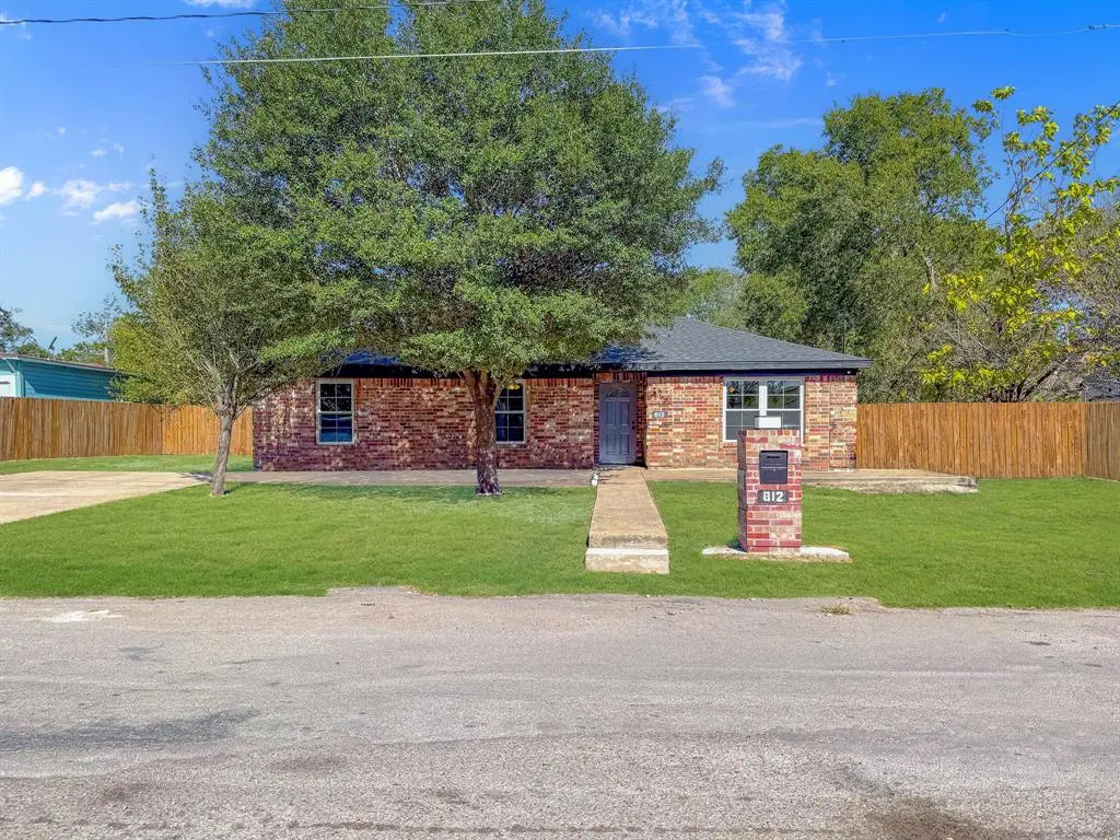 812 W 11th Avenue, Corsicana, TX 75110