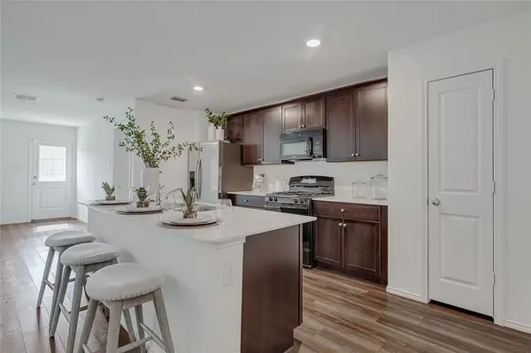 1105 Wildflower Street, Ennis, TX 75119