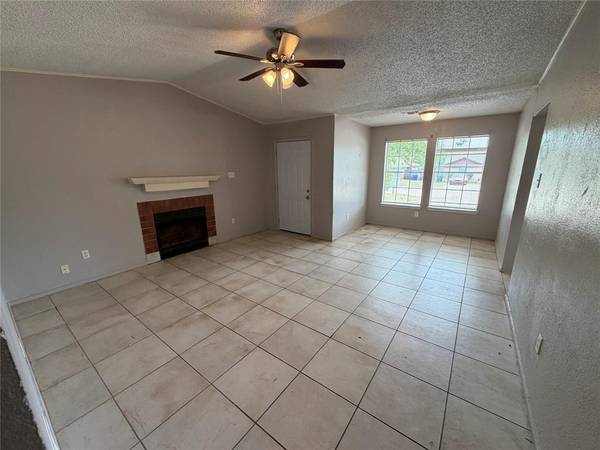 737 Woodland Court, Kennedale, TX 76060