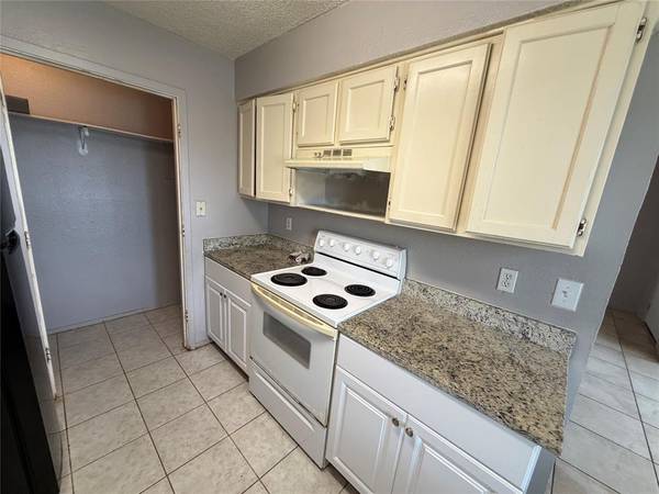 737 Woodland Court, Kennedale, TX 76060