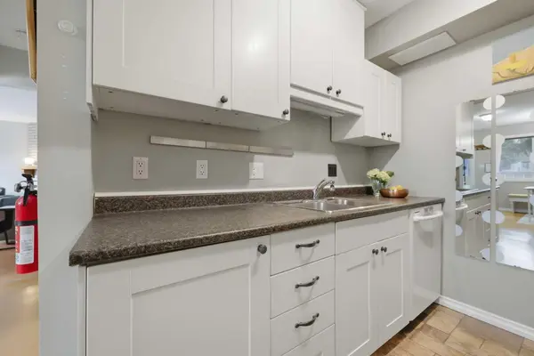 287 Southampton DR SW #2, Calgary, AB T2W2N5