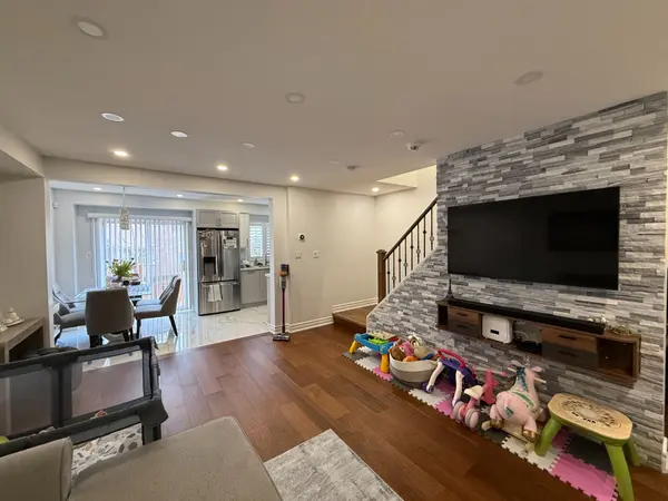 22 Rochefort DR, Toronto C11, ON M3C 3Z3