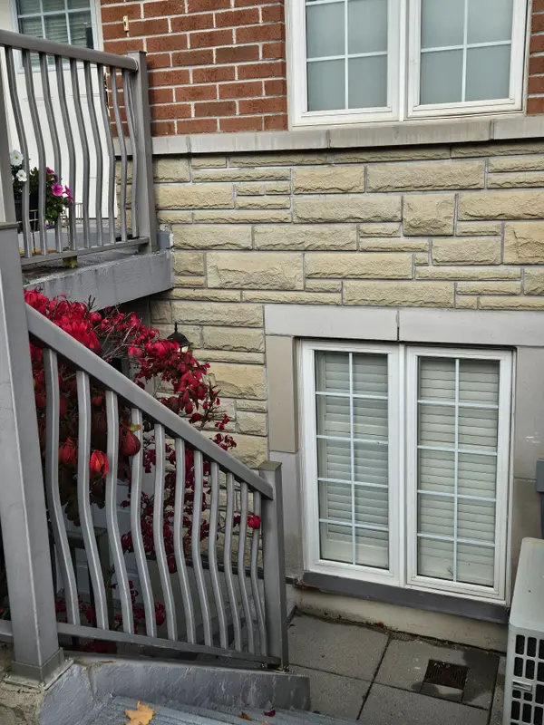 285 Antibes DR #11, Toronto C07, ON M2R 3X9