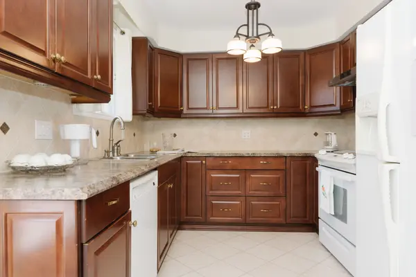 254 Athabasca ST, Oshawa, ON L1H 8E4