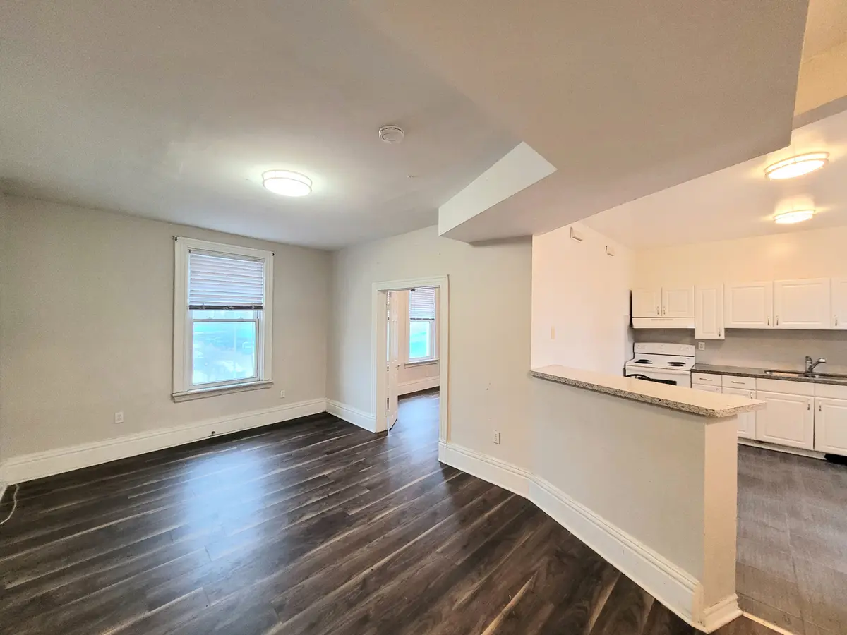 139 1/2 John ST S #6, Hamilton, ON L8N 2C3