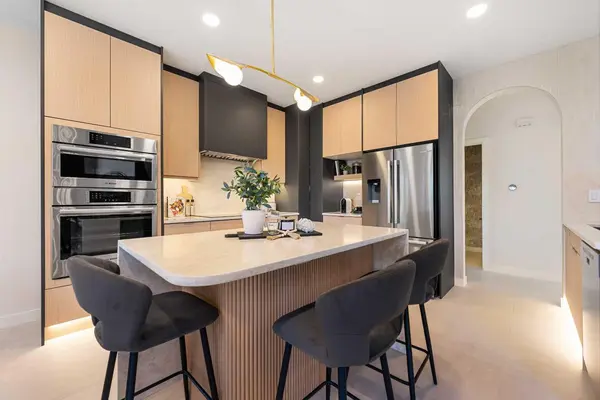 125 Discovery PL SW, Calgary, AB T3H 4N5