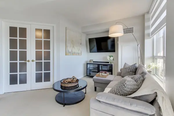 1140 Parkwest PL #1002, Mississauga, ON L5E 3K9