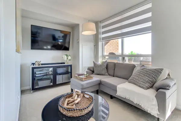 1140 Parkwest PL #1002, Mississauga, ON L5E 3K9