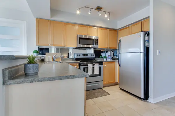 1140 Parkwest PL #1002, Mississauga, ON L5E 3K9