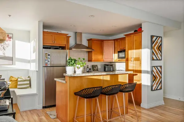 716 5 ST NE #205, Calgary, AB T2E 3W8