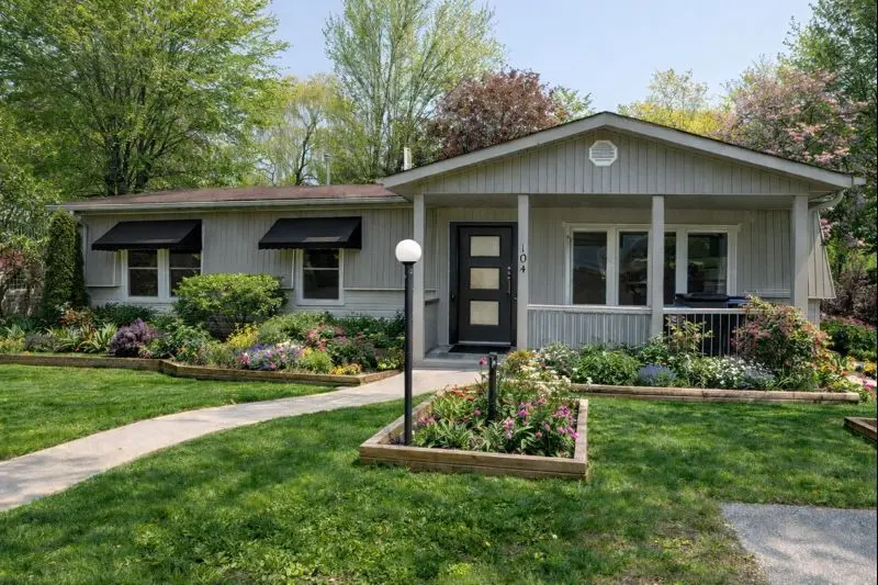 104 Linden LN, Innisfil, ON L9S 1N4