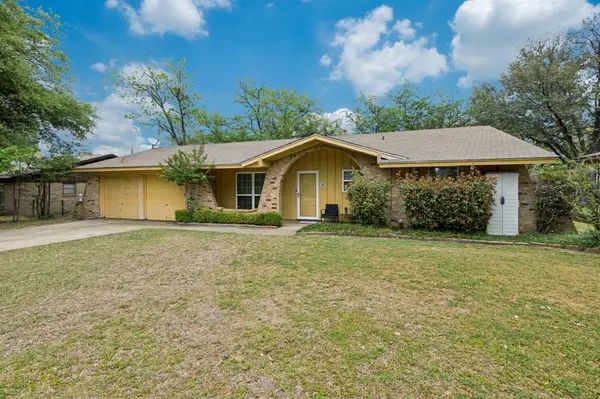 1008 Sherwood Drive, Bedford, TX 76022