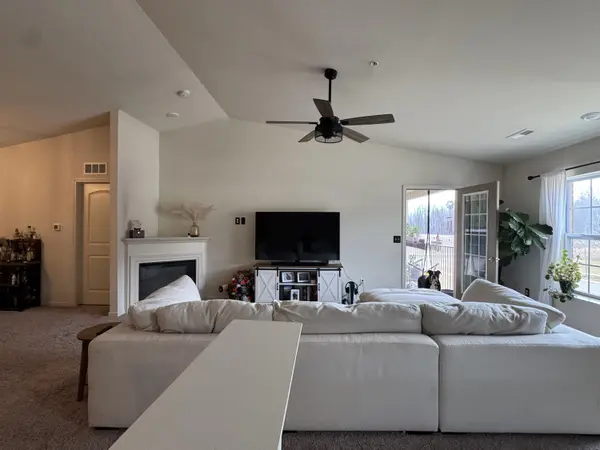 22113 Aberdeen DR, Macomb Twp, MI 48042