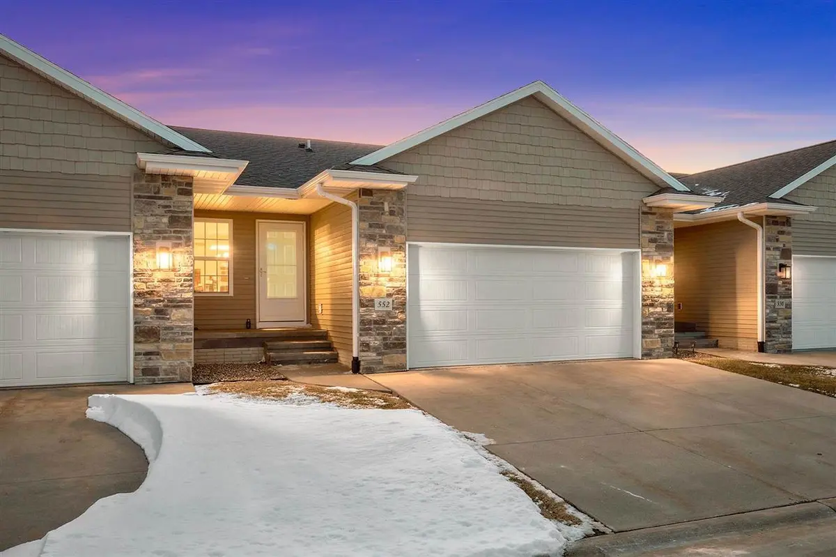 552 Meadow Oak Cir, Fairfax, IA 52228