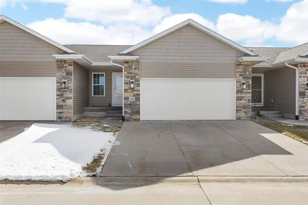 552 Meadow Oak Cir, Fairfax, IA 52228