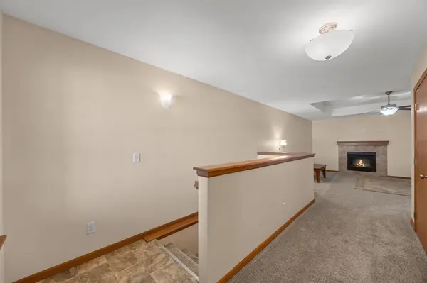 552 Meadow Oak Cir, Fairfax, IA 52228