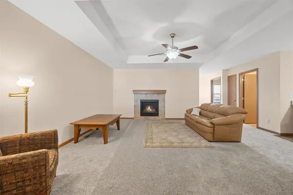 552 Meadow Oak Cir, Fairfax, IA 52228