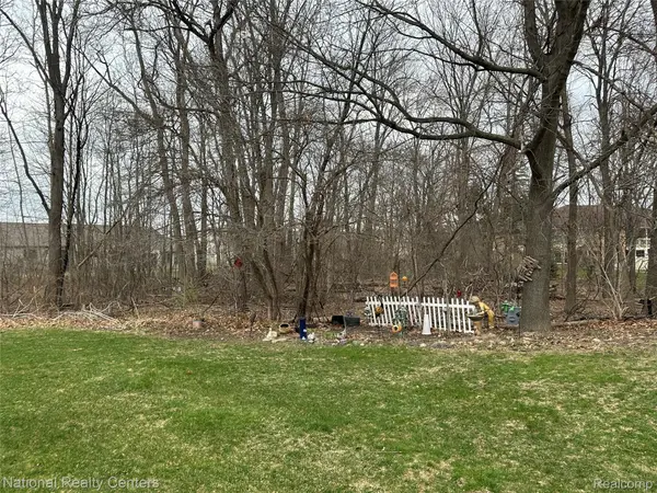 25447 Concord LN #3, South Lyon, MI 48178