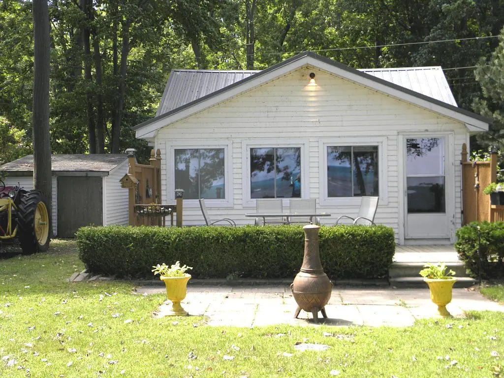 9889 Lake RD, Lambton Shores, ON N0N 1J1