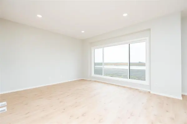 251 Bill Briercliffe DR, Winnipeg, MB R3W 0S5