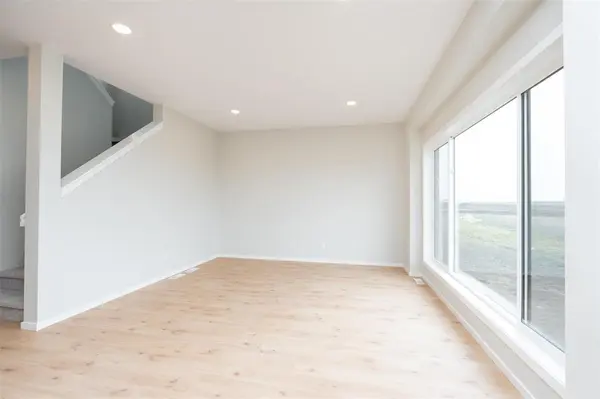 251 Bill Briercliffe DR, Winnipeg, MB R3W 0S5