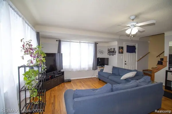 26095 HANOVER ST, Dearborn Heights, MI 48125